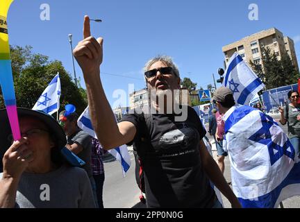 Jerusalem, Israel. 21. April 2023. Israelis protestieren gegen die Justizreform von Premierminister Benjamin Netanjahu in Jerusalem am Freitag, den 21. April 2023. Die Demonstranten sagen, dass die Justizreform die israelische Demokratie beenden wird, da sich der jüdische Staat dem 75. Jahrestag am 25. Und 26. April nähert. Foto von Debbie Hill/ Kredit: UPI/Alamy Live News Stockfoto