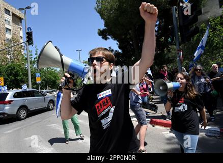 Jerusalem, Israel. 21. April 2023. Israelis protestieren gegen die Justizreform von Premierminister Benjamin Netanjahu in Jerusalem am Freitag, den 21. April 2023. Die Demonstranten sagen, dass die Justizreform die israelische Demokratie beenden wird, da sich der jüdische Staat dem 75. Jahrestag am 25. Und 26. April nähert. Foto von Debbie Hill/ Kredit: UPI/Alamy Live News Stockfoto