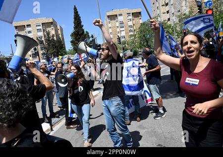 Jerusalem, Israel. 21. April 2023. Israelis protestieren gegen die Justizreform von Premierminister Benjamin Netanjahu in Jerusalem am Freitag, den 21. April 2023. Die Demonstranten sagen, dass die Justizreform die israelische Demokratie beenden wird, da sich der jüdische Staat dem 75. Jahrestag am 25. Und 26. April nähert. Foto von Debbie Hill/ Kredit: UPI/Alamy Live News Stockfoto