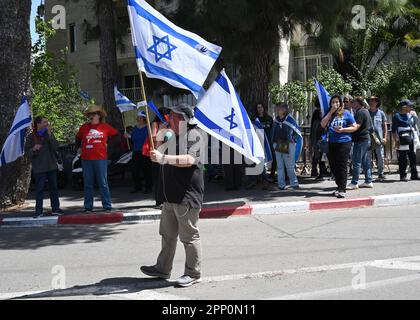 Jerusalem, Israel. 21. April 2023. Ein Mann hält die Nationalflagge bei einem Protest gegen Premierminister Benjamin Netanjahus Justizreform in Jerusalem am Freitag, den 21. April 2023. Die Demonstranten sagen, dass die Justizreform die israelische Demokratie beenden wird, da sich der jüdische Staat dem 75. Jahrestag am 25. Und 26. April nähert. Foto von Debbie Hill/ Kredit: UPI/Alamy Live News Stockfoto