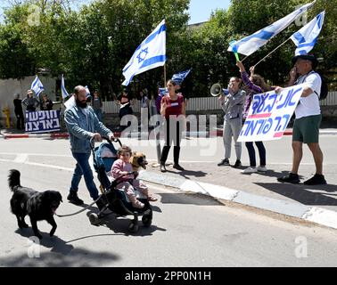 Jerusalem, Israel. 21. April 2023. Am Freitag, den 21. April 2023, geht ein Mann an Demonstranten vorbei, die gegen Premierminister Benjamin Netanjahus Justizreform in Jerusalem vorgehen. Die Demonstranten sagen, dass die Justizreform die israelische Demokratie beenden wird, da sich der jüdische Staat dem 75. Jahrestag am 25. Und 26. April nähert. Foto von Debbie Hill/ Kredit: UPI/Alamy Live News Stockfoto