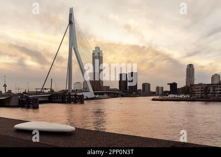 rotterdamer Stadtbild in der Nähe der Erasmus-Brücke. Atemberaubende farbenfrohe Fotos bei Sonnenuntergang. Stockfoto