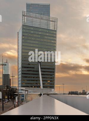 rotterdamer Stadtbild in der Nähe der Erasmus-Brücke. Atemberaubende farbenfrohe Fotos bei Sonnenuntergang. Stockfoto