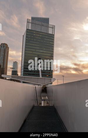 rotterdamer Stadtbild in der Nähe der Erasmus-Brücke. Atemberaubende farbenfrohe Fotos bei Sonnenuntergang. Stockfoto