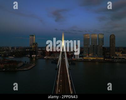 rotterdamer Stadtbild in der Nähe der Erasmus-Brücke. Atemberaubende farbenfrohe Fotos bei Sonnenuntergang. Stockfoto