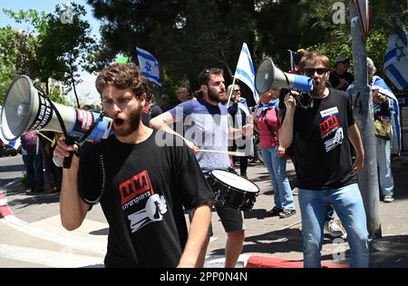 Jerusalem, Israel. 21. April 2023. Israelis protestieren gegen die Justizreform von Premierminister Benjamin Netanjahu in Jerusalem am Freitag, den 21. April 2023. Die Demonstranten sagen, dass die Justizreform die israelische Demokratie beenden wird, da sich der jüdische Staat dem 75. Jahrestag am 25. Und 26. April nähert. Foto von Debbie Hill/ Kredit: UPI/Alamy Live News Stockfoto