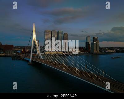 rotterdamer Stadtbild in der Nähe der Erasmus-Brücke. Atemberaubende farbenfrohe Fotos bei Sonnenuntergang. Stockfoto