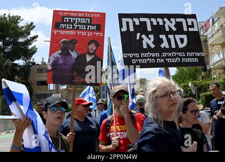 Jerusalem, Israel. 21. April 2023. Israelis protestieren gegen die Justizreform von Premierminister Benjamin Netanjahu in Jerusalem am Freitag, den 21. April 2023. Die Demonstranten sagen, dass die Justizreform die israelische Demokratie beenden wird, da sich der jüdische Staat dem 75. Jahrestag am 25. Und 26. April nähert. Foto von Debbie Hill/ Kredit: UPI/Alamy Live News Stockfoto