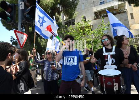 Jerusalem, Israel. 21. April 2023. Israelis protestieren gegen die Justizreform von Premierminister Benjamin Netanjahu in Jerusalem am Freitag, den 21. April 2023. Die Demonstranten sagen, dass die Justizreform die israelische Demokratie beenden wird, da sich der jüdische Staat dem 75. Jahrestag am 25. Und 26. April nähert. Foto von Debbie Hill/ Kredit: UPI/Alamy Live News Stockfoto