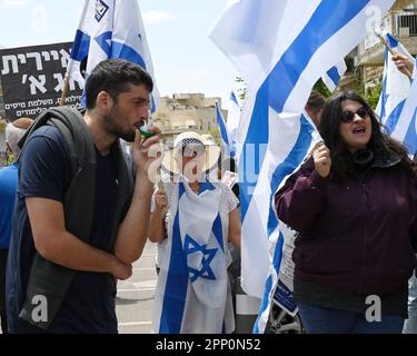 Jerusalem, Israel. 21. April 2023. Israelis protestieren gegen die Justizreform von Premierminister Benjamin Netanjahu in Jerusalem am Freitag, den 21. April 2023. Die Demonstranten sagen, dass die Justizreform die israelische Demokratie beenden wird, da sich der jüdische Staat dem 75. Jahrestag am 25. Und 26. April nähert. Foto von Debbie Hill/ Kredit: UPI/Alamy Live News Stockfoto