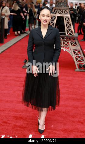 Rose Williams besucht die britische Premiere von „Mrs Harris Goes to Paris“ im Curzon Cinema Mayfair in London. Stockfoto