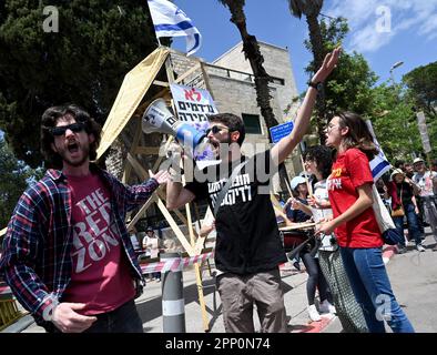 Jerusalem, Israel. 21. April 2023. Israelis protestieren gegen die Justizreform von Premierminister Benjamin Netanjahu in Jerusalem am Freitag, den 21. April 2023. Die Demonstranten sagen, dass die Justizreform die israelische Demokratie beenden wird, da sich der jüdische Staat dem 75. Jahrestag am 25. Und 26. April nähert. Foto von Debbie Hill/ Kredit: UPI/Alamy Live News Stockfoto