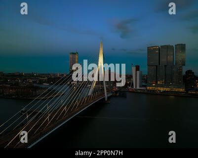 rotterdamer Stadtbild in der Nähe der Erasmus-Brücke. Atemberaubende farbenfrohe Fotos bei Sonnenuntergang. Stockfoto