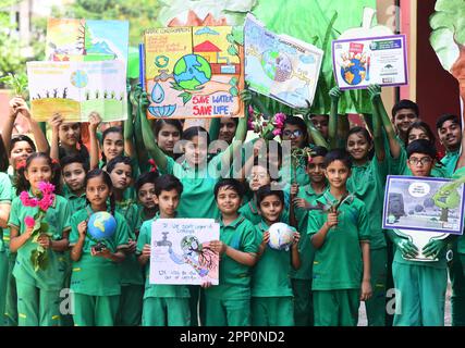 Indien, Madhya Pradesh, Jabalpur, 21. April 2023. Schüler der Saint-xavier-Schule halten während einer Sensibilisierungsveranstaltung am Vorabend des Erdtags in Jabalpur Plakate. Foto Von - Uma Shankar Mishra Credit: Alamy Live News Stockfoto