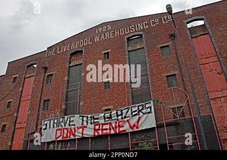 Verhungern Sie die Glazer, erneuern Sie nicht das Graffiti-Schild, in Trafford Park, MUFC, Manchester United Sale, Fan-Meinung, Manchester, England, Großbritannien Stockfoto