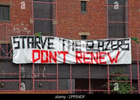 Verhungern Sie die Glazer, erneuern Sie nicht das Graffiti-Schild, in Trafford Park, MUFC, Manchester United Sale, Fan-Meinung, Manchester, England, Großbritannien Stockfoto