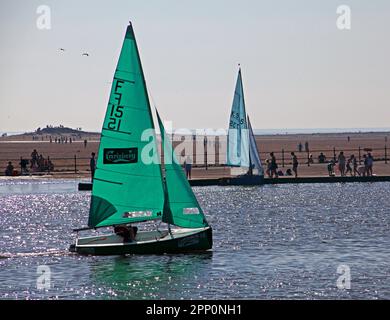 Wirral Watersports Centre - zwei Boote am West Kirby Marine Lake, 33 South Parade, West Kirby, Wirral, Merseyside, ENGLAND, GROSSBRITANNIEN, CH48 0QG Stockfoto