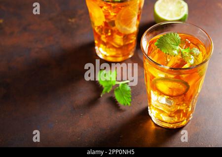 Eistee mit Zitrone und Minzkraut Stockfoto