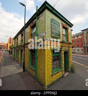 Peveril of the Peak, viktorianischer Pub mit grünen Fliesen, 127 Great Bridgewater Street, Manchester, England, Großbritannien, M1 5JQ Stockfoto