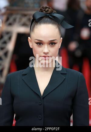 Rose Williams besucht die britische Premiere von „Mrs Harris Goes to Paris“ im Curzon Cinema Mayfair in London. (Foto: Fred Duval / SOPA Images/Sipa USA) Stockfoto