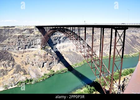 Ein Luftbild der Perrine Bridge über dem Snake River Canyon am nördlichen Rand der Twin Falls. Stockfoto