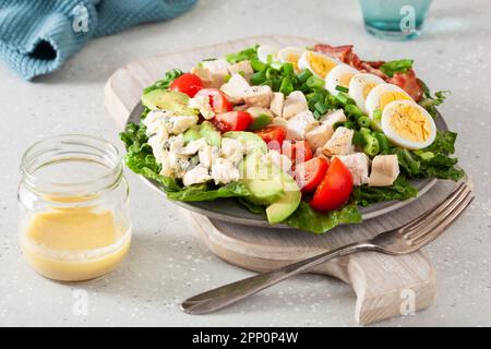 Gesunder amerikanischer Cobb-Salat mit Eierspeck, Avocado-Hühnertomate. Herzhafte Keto-Low-Carb-Diät Stockfoto