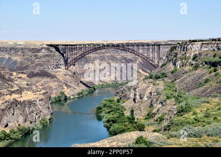 Ein Luftbild der Perrine Bridge über dem Snake River Canyon am nördlichen Rand der Twin Falls. Stockfoto