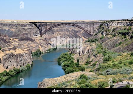 Ein Luftbild der Perrine Bridge über dem Snake River Canyon am nördlichen Rand der Twin Falls. Stockfoto