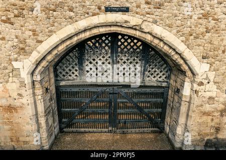 Das Verrätertor ist ein Eingang, durch den viele Gefangene der Tudors am Tower von London ankamen. Das Tor wurde von Edward I erbaut, um es zu versorgen Stockfoto