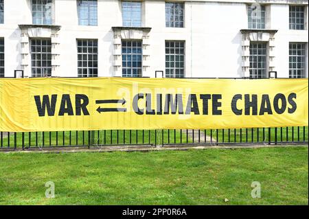 Whitehall, London, Großbritannien. 21. April 2023. Extinction Rebellion, Klimawandel-Aktivisten demonstrieren The Big One - United to Survival, London, Großbritannien. Kredit: Siehe Li/Picture Capital/Alamy Live News Stockfoto