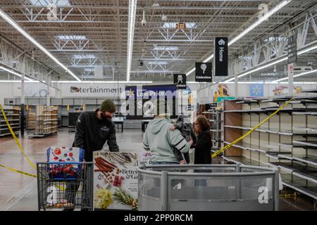 Everett, Usa. 19. April 2023. Auf dem Foto ist ein leerer Laden zu sehen, in dem sich früher ein Walmart-Laden befand, wo nur noch ein paar Reste von Schildern und Trümmern übrig blieben. Das Gebäude sieht verlassen und verlassen aus, eine deutliche Erinnerung an die Schließung des Ladens und den Verlust von Arbeitsplätzen und Dienstleistungen, die es darstellt. Kredit: SOPA Images Limited/Alamy Live News Stockfoto