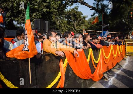 Neu-Delhi, Indien - Januar 16 2023 - Tausende von Menschen wurden während der Straßenausstellung von Ministerpräsident Narendra Modi BJP versammelt, Menschen während PM Modi Big electi Stockfoto