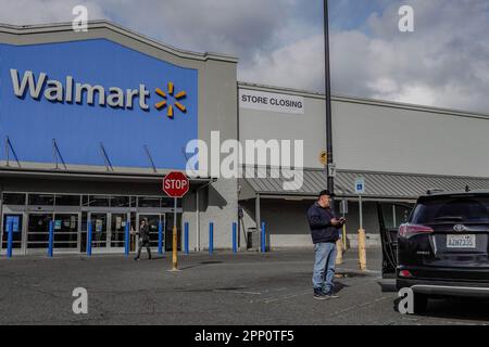 Everett, Usa. 19. April 2023. Das Foto zeigt einen fast leeren Parkplatz vor einem Walmart-Laden, der schließt, mit nur wenigen Autos und Einkaufswagen sichtbar. Das Schild und Logo des Geschäfts sind weiterhin gut sichtbar angebracht. (Foto: Chin Hei Leung/SOPA Images/Sipa USA) Guthaben: SIPA USA/Alamy Live News Stockfoto