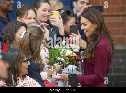 Birmingham, England. UK. 20. April 2023. Catherine, Prinzessin von Wales erhält Blumen von Mitgliedern der Öffentlichkeit während eines Besuchs im Pfarrhaus in Bi Stockfoto