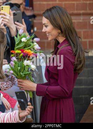 Birmingham, England. UK. 20. April 2023. Catherine, Prinzessin von Wales erhält Blumen von Mitgliedern der Öffentlichkeit während eines Besuchs im Pfarrhaus in Bi Stockfoto