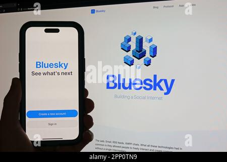 San Francisco, Kalifornien/USA - 20. April 2023: Die Website und App für die Bluesky-Plattform, ein dezentralisiertes soziales Netzwerk, werden angezeigt. Stockfoto