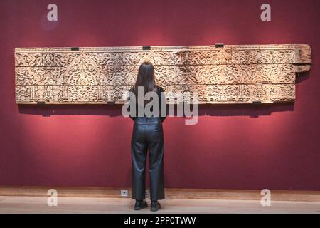 London, Großbritannien. 21. April 2023. andalusischer geschnitzter Holzfrieze, Almohad oder nasrid andalusisch oder Nordafrikanisch 12. Jahrhundert Est 200.000-300.000 Pfund . Kredit: Paul Quezada-Neiman/Alamy Live News Stockfoto
