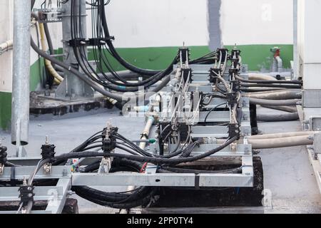 Antennensignalkabel auf dem Zementboden des Gebäudes installiert Stockfoto