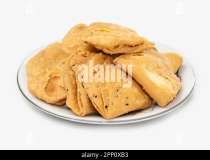 Nimki, knusprige Geschmacksnoten, salziger Snack. Namak para auf weißem Hintergrund. Lagen oder Streifen Mathri oder Mathiya ist ein beliebtes Snackrezept Stockfoto