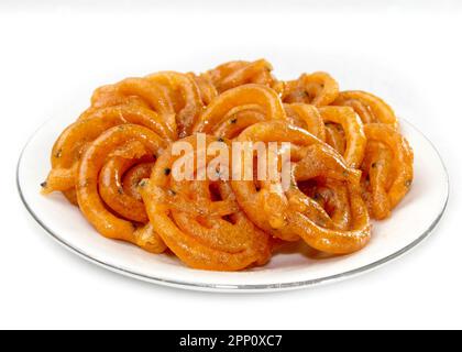 Knusprig Sweet Jalebi, Jilapi, zulbia, Mushabak oder Zalabia auf weißem, ovalem Teller. Beliebt in Bangladesch, Indien und anderen asiatischen Ländern. Stockfoto