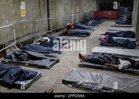 20 April 2023, Brasilien, São Paulo: Obdachlose schlafen in einem improvisierten Notunterschlupf. Angesichts des kalten Schnappschusses, der in der Nacht des Freitags zerbrochen ist, wurde den Leuten Unterschlupf auf der Straße angeboten. Foto: Allison Sales/dpa Stockfoto
