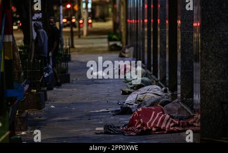20. April 2023, Brasilien, São Paulo: Nachts liegen Obdachlose auf der Straße. Freitagabends wurde ihnen Notunterkunft angeboten, wegen eines kalten Schnappens. Foto: Allison Sales/dpa Stockfoto