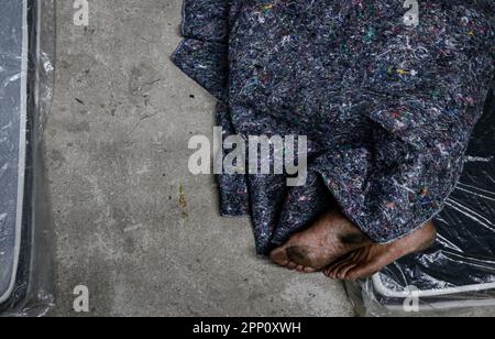 20 April 2023, Brasilien, São Paulo: Ein Obdachloser schläft in einem Notunterschlupf. Angesichts des kalten Schnappschusses, der in der Nacht des Freitags zerbrochen ist, wurde den Leuten Unterschlupf auf der Straße angeboten. Foto: Allison Sales/dpa Stockfoto