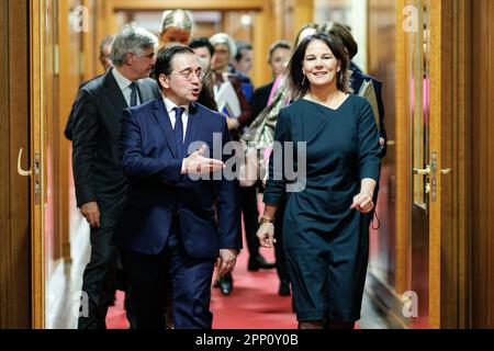 Berlin, Deutschland. 21. April 2023. Die Bundesaußenministerin Annalena Baerbock trifft den spanischen Außenminister Jose Manuel Albares zu Gesprächen im Auswärtigen Amt in Berlin am 21. April 2023. Kredit: dpa/Alamy Live News Stockfoto