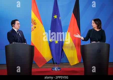 Berlin, Deutschland. 21. April 2023. Die Bundesaußenministerin Annalena Baerbock und der spanische Außenminister Jose Manuel Albares geben nach den Gesprächen im Auswärtigen Amt in Berlin am 21. April 2023 eine gemeinsame Pressekonferenz. Kredit: dpa/Alamy Live News Stockfoto