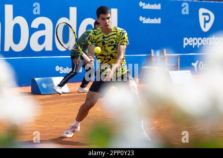 Barcelona, Spanien. 21. April 2023. BARCELONA, SPANIEN - 21. APRIL: Carlos Alcaraz während des Barcelona Open Banc Sabadell 70 Trofeo Conde de Godo Spiels gegen Alejandro Davidovich Fokina im Real Club de Tenis Barcelona am 21. April 2023 in Barcelona, Spanien (Kreditbild: © Gerard Franco/DAX via ZUMA Press Wire) REDAKTIONELLE VERWENDUNG! Nicht für den kommerziellen GEBRAUCH! Stockfoto