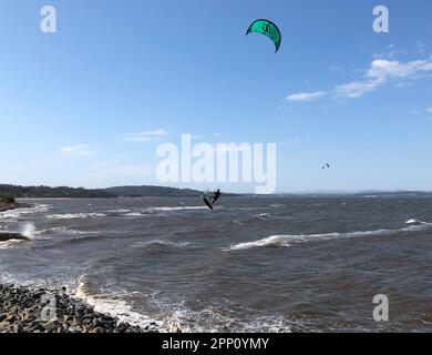 Firth of Forth, Edinburgh, Schottland, Vereinigtes Königreich, 21. April 2023. GROSSBRITANNIEN Wetter: Starker Wind für Wassersport. Ein sehr luftiger Tag schuf ausgezeichnete Bedingungen für Kitesurfer an der Küste von Silverknowes. Kredit: Sally Anderson/Alamy Live News Stockfoto