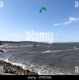 Firth of Forth, Edinburgh, Schottland, Vereinigtes Königreich, 21. April 2023. GROSSBRITANNIEN Wetter: Starker Wind für Wassersport. Ein sehr luftiger Tag schuf ausgezeichnete Bedingungen für Kitesurfer an der Küste von Silverknowes. Kredit: Sally Anderson/Alamy Live News Stockfoto