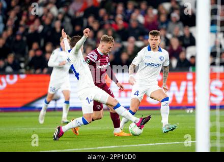 Jarrod Bowen von West Ham United wird von Alessio Castro-Montes von KAA Gent beim Viertelfinale der UEFA Europa Conference League im Londoner Stadion angegriffen. Foto: Donnerstag, 20. April 2023. Stockfoto