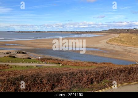 Ein Blick über die Flussmündung des Flusses Ogmore, wo er auf das Wasser des Bristol Kanals trifft und Porthcawl, Newton und den wunderschönen Sand zeigt. Stockfoto